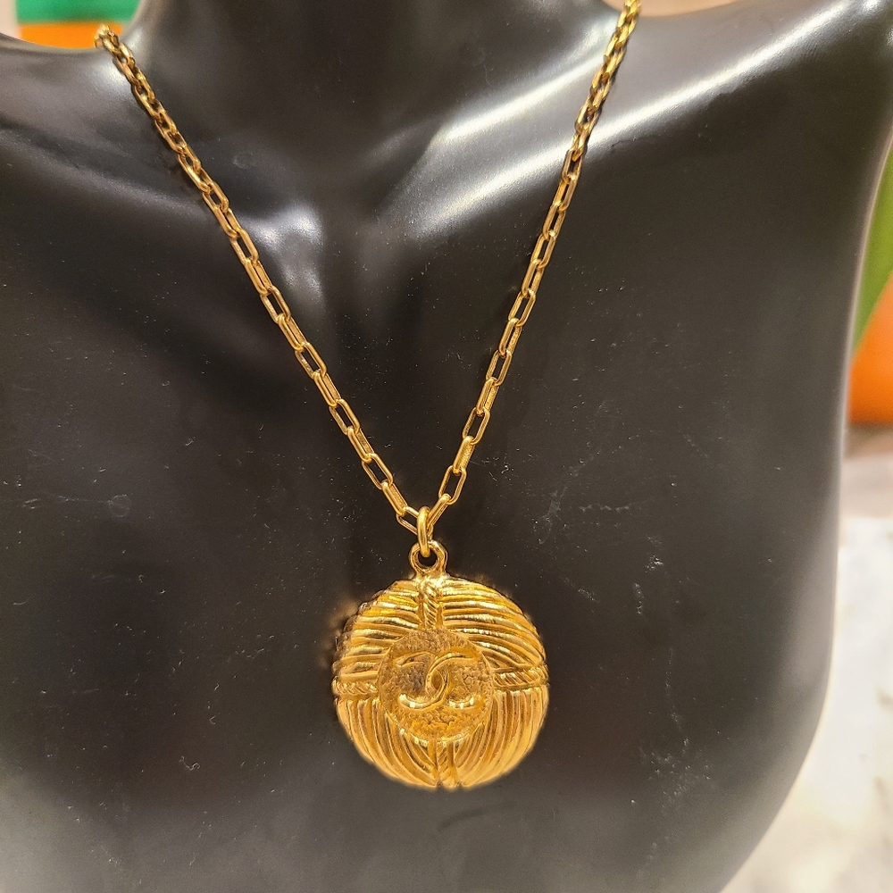 AUTH CHANEL 18K GOLD PLATED CC LOGO NECKLACE & EARRINGS SET